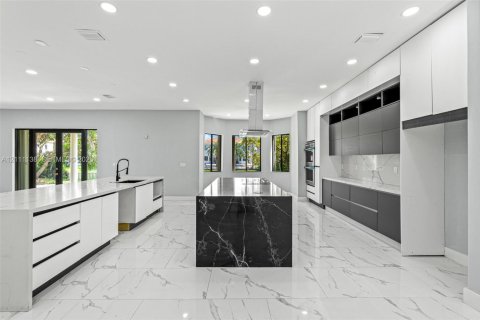 House in Cutler Bay, Florida 5 bedrooms, 438.22 sq.m. № 2430057 - photo 13