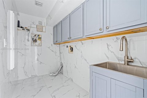 House in Cutler Bay, Florida 5 bedrooms, 438.22 sq.m. № 2430057 - photo 24