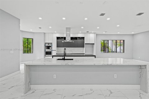 House in Cutler Bay, Florida 5 bedrooms, 438.22 sq.m. № 2430057 - photo 9