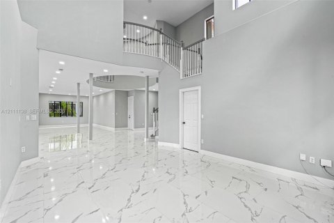 House in Cutler Bay, Florida 5 bedrooms, 438.22 sq.m. № 2430057 - photo 19