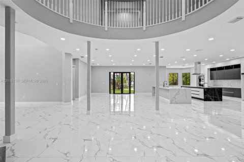 House in Cutler Bay, Florida 5 bedrooms, 438.22 sq.m. № 2430057 - photo 5