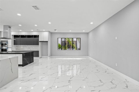 House in Cutler Bay, Florida 5 bedrooms, 438.22 sq.m. № 2430057 - photo 10
