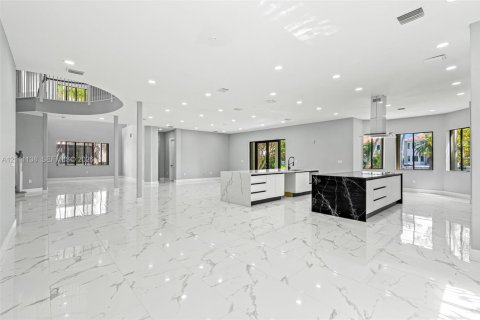 House in Cutler Bay, Florida 5 bedrooms, 438.22 sq.m. № 2430057 - photo 12