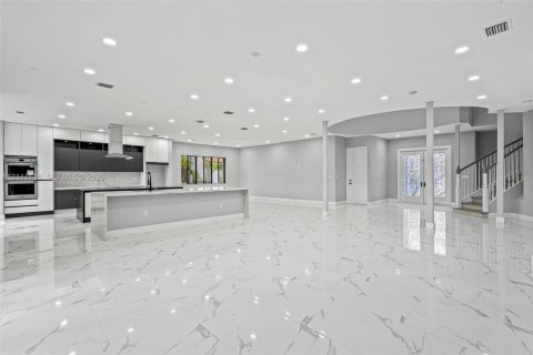 House in Cutler Bay, Florida 5 bedrooms, 438.22 sq.m. № 2430057 - photo 8