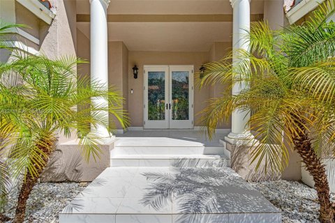 House in Cutler Bay, Florida 5 bedrooms, 438.22 sq.m. № 2430057 - photo 3