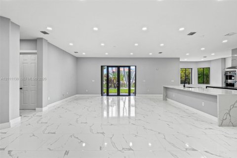 House in Cutler Bay, Florida 5 bedrooms, 438.22 sq.m. № 2430057 - photo 7
