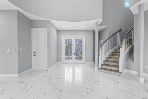 House in Cutler Bay, Florida 5 bedrooms, 438.22 sq.m. № 2430057 - photo 4