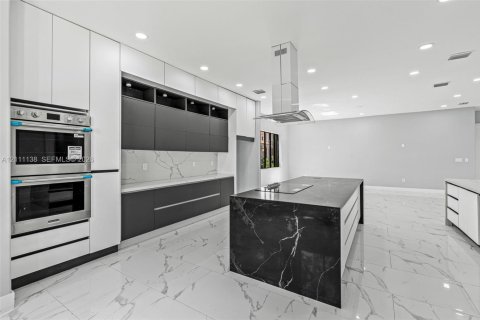 House in Cutler Bay, Florida 5 bedrooms, 438.22 sq.m. № 2430057 - photo 14