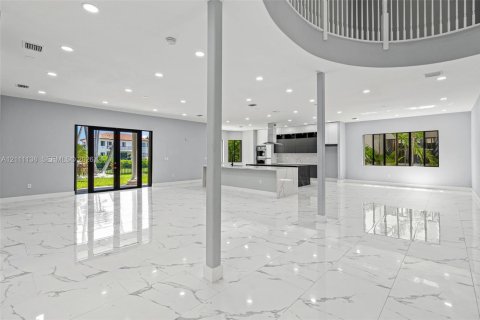 House in Cutler Bay, Florida 5 bedrooms, 438.22 sq.m. № 2430057 - photo 6