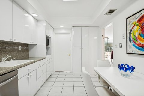 Купить кондоминиум в Майами-Бич, Флорида 2 спальни, 119.01м2, № 1972525 - фото 8