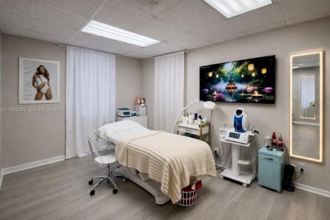 Commercial property in Hallandale Beach, Florida № 2058086 - photo 3