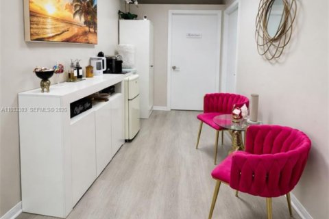 Commercial property in Hallandale Beach, Florida № 2058086 - photo 8