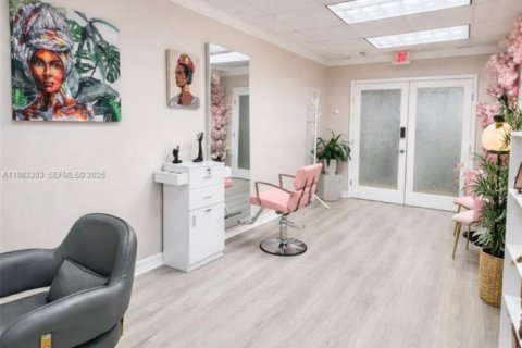 Commercial property in Hallandale Beach, Florida № 2058086 - photo 6