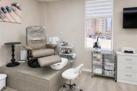 Commercial property in Hallandale Beach, Florida № 2058086 - photo 9