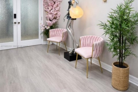 Commercial property in Hallandale Beach, Florida № 2058086