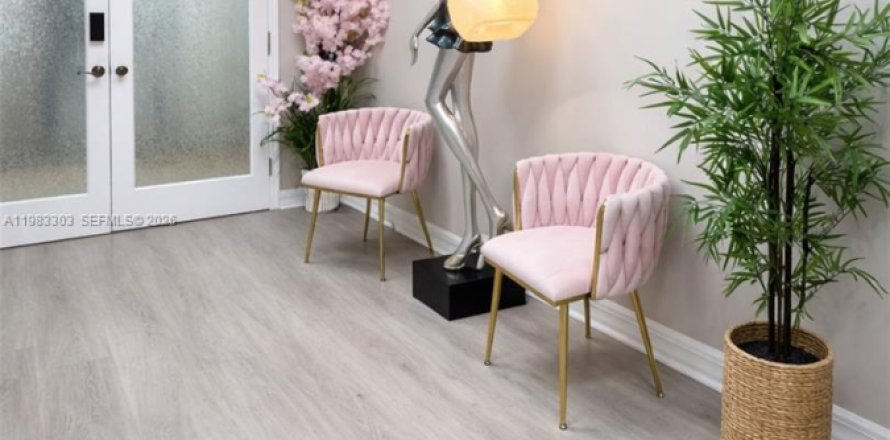 Commercial property in Hallandale Beach, Florida № 2058086