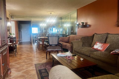 Condo in Lauderhill, Florida, 2 bedrooms  № 2065239 - photo 17
