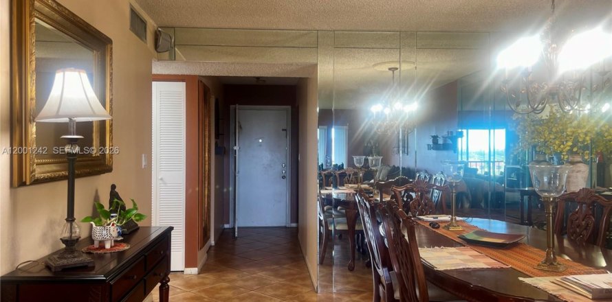 Condo in Lauderhill, Florida, 2 bedrooms  № 2065239