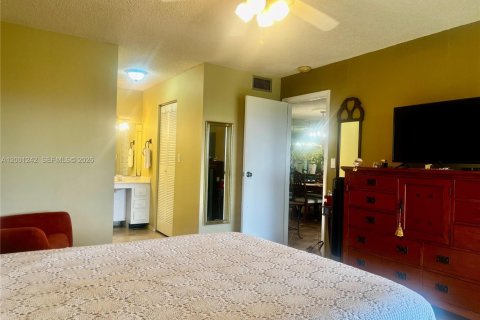 Condo in Lauderhill, Florida, 2 bedrooms  № 2065239 - photo 16