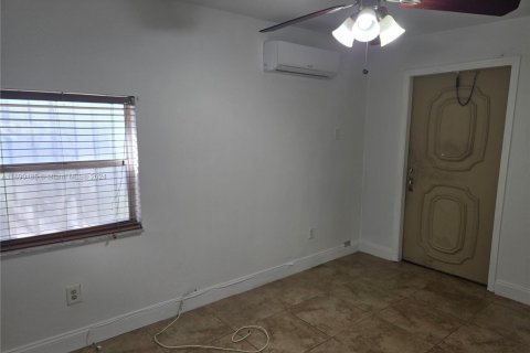 House in Hialeah, Florida 4 bedrooms, 194.82 sq.m. № 1867910 - photo 16