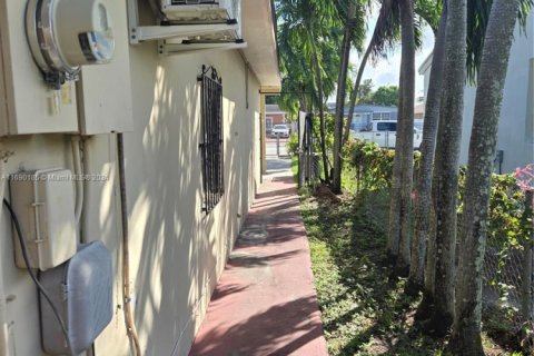 House in Hialeah, Florida 4 bedrooms, 194.82 sq.m. № 1867910 - photo 29