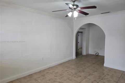 House in Hialeah, Florida 4 bedrooms, 194.82 sq.m. № 1867910 - photo 6