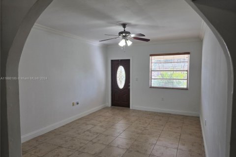 House in Hialeah, Florida 4 bedrooms, 194.82 sq.m. № 1867910 - photo 7
