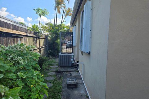 House in Hialeah, Florida 4 bedrooms, 194.82 sq.m. № 1867910 - photo 26