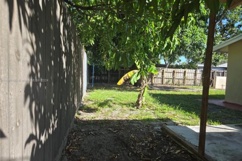 House in Hialeah, Florida 4 bedrooms, 194.82 sq.m. № 1867910 - photo 23