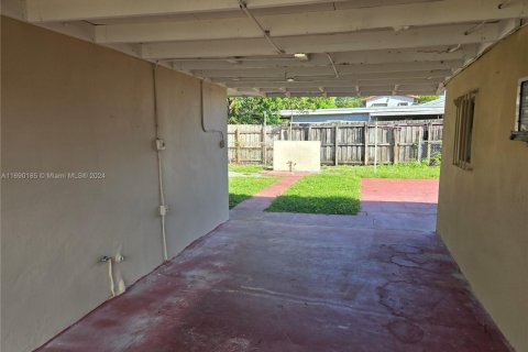 House in Hialeah, Florida 4 bedrooms, 194.82 sq.m. № 1867910 - photo 21