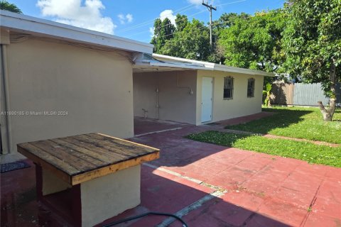 House in Hialeah, Florida 4 bedrooms, 194.82 sq.m. № 1867910 - photo 25