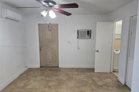 House in Hialeah, Florida 4 bedrooms, 194.82 sq.m. № 1867910 - photo 18