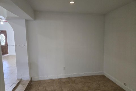 House in Hialeah, Florida 4 bedrooms, 194.82 sq.m. № 1867910 - photo 11
