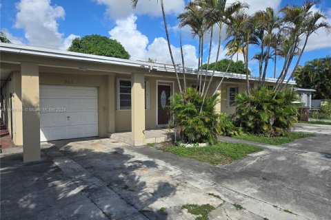 House in Hialeah, Florida 4 bedrooms, 194.82 sq.m. № 1867910 - photo 4