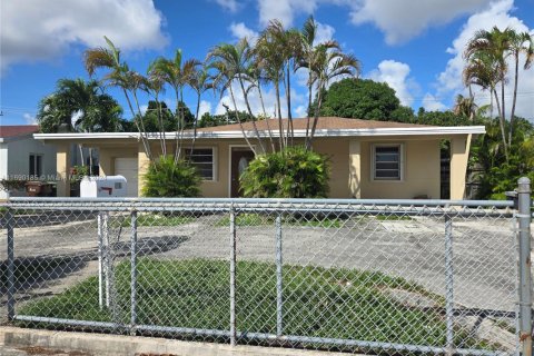 House in Hialeah, Florida 4 bedrooms, 194.82 sq.m. № 1867910 - photo 3