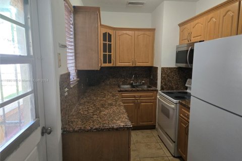 House in Hialeah, Florida 4 bedrooms, 194.82 sq.m. № 1867910 - photo 9