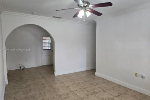 House in Hialeah, Florida 4 bedrooms, 194.82 sq.m. № 1867910 - photo 8