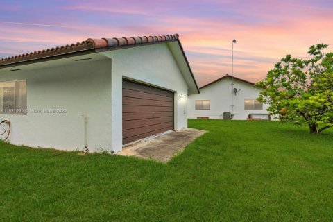 House in Miami, Florida 4 bedrooms, 399.11 sq.m. № 1977647 - photo 6