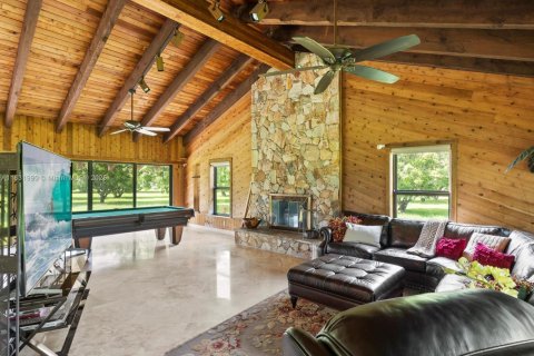 House in Miami, Florida 4 bedrooms, 399.11 sq.m. № 1977647 - photo 26