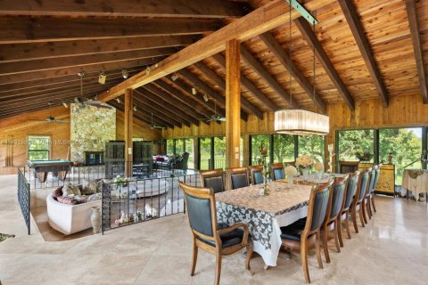 House in Miami, Florida 4 bedrooms, 399.11 sq.m. № 1977647 - photo 14