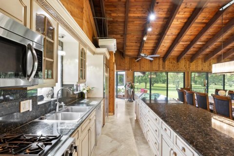 House in Miami, Florida 4 bedrooms, 399.11 sq.m. № 1977647 - photo 20