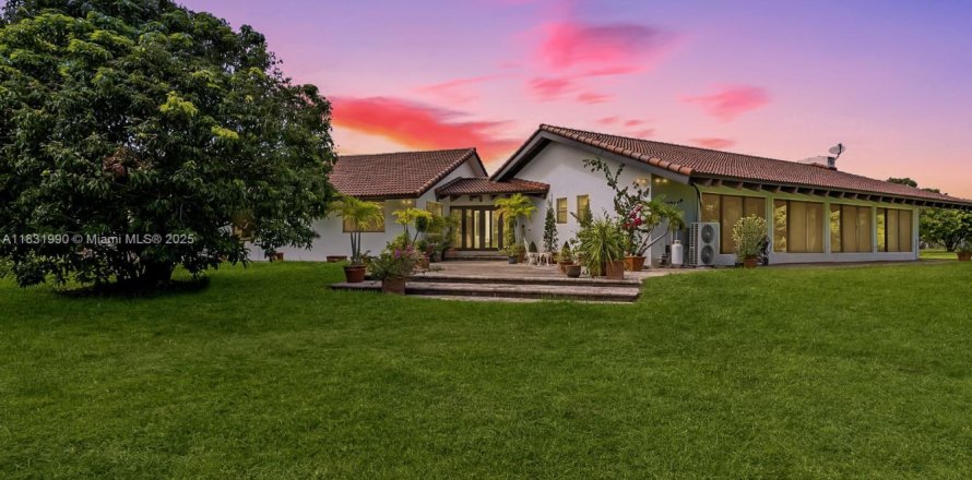 House in Miami, Florida 4 bedrooms, 399.11 sq.m. № 1977647