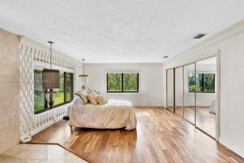 House in Miami, Florida 4 bedrooms, 399.11 sq.m. № 1977647 - photo 30