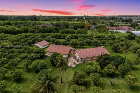 House in Miami, Florida 4 bedrooms, 399.11 sq.m. № 1977647 - photo 9