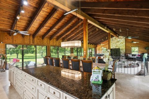 House in Miami, Florida 4 bedrooms, 399.11 sq.m. № 1977647 - photo 21