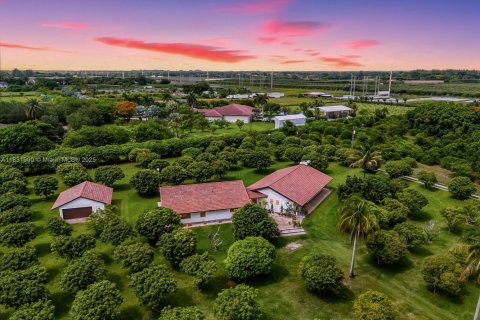 House in Miami, Florida 4 bedrooms, 399.11 sq.m. № 1977647 - photo 7