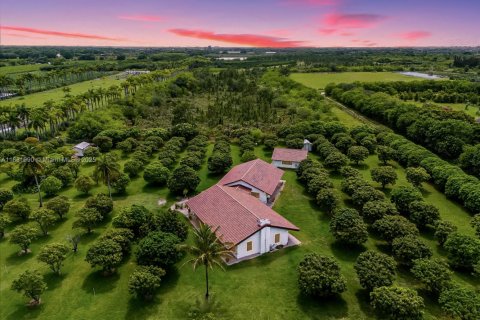 House in Miami, Florida 4 bedrooms, 399.11 sq.m. № 1977647 - photo 8