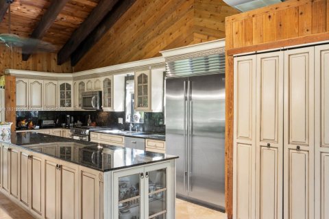 House in Miami, Florida 4 bedrooms, 399.11 sq.m. № 1977647 - photo 17