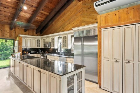 House in Miami, Florida 4 bedrooms, 399.11 sq.m. № 1977647 - photo 16