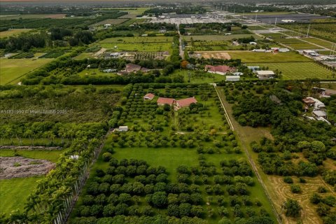 House in Miami, Florida 4 bedrooms, 399.11 sq.m. № 1977647 - photo 10